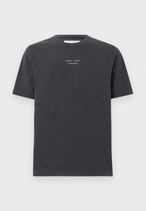 Tumši pelēkas krāsas kokvilnas T-krekls ar īsām piedurknēm un apaļu kakla izgriezumu, ar baltu izšūtu tekstu "SAMSØE SAMSØE KOPENHĀGENA" uz krūtīm.