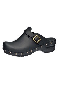 Zoccolo in pelle nera con punta arrotondata, cinturino regolabile, fibbia dorata e borchie decorative in bronzo lungo la suola. Suola testurizzata.