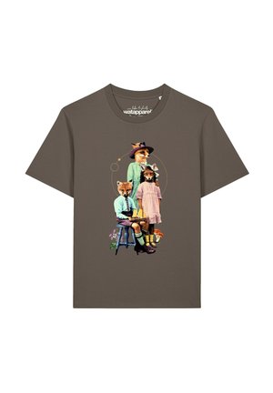 T-shirt marron avec un graphisme de trois renards anthropomorphes habillés en vêtements vintage, un assis tenant un bateau-jouet, deux debout.