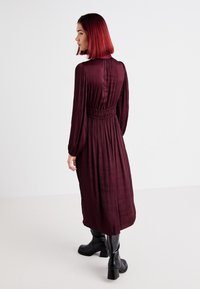 GAP LS SATIN MIDI DRS - Dienas kleita - noir red