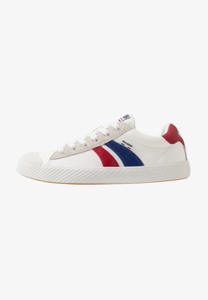 Baskets en toile blanches avec des rayures diagonales rouges et bleues, bout rond, semelle en caoutchouc et lacets blancs. Présentent un panneau latéral texturé et un logo.