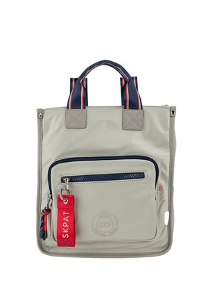 Bolsa tote gris con asas a rayas en azul marino y rojo, que cuenta con un bolsillo delantero con cremallera y detalle de logo, fabricada con un material liso y duradero.