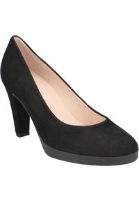 Zwarte suède hoge hakken met een ronde neus, zachte textuur en een stevige blokhak. Het interieur is licht van kleur en glad.