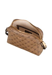Borsa a tracolla marrone a fantasia con chiusura a zip, accessori in oro e tasca interna; presenta una texture liscia e una forma curva.