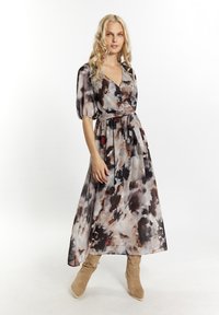 Rochie maxi dintr-un material ușor, cu imprimeu acquerel în nuanțe de maroniu, gri și roșu, cu decolteu în V, mâneci puff și talie accentuată cu o curea.