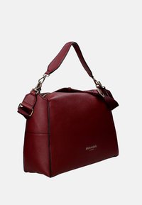 Bordeaux leren handtas met een gestructureerd ontwerp, voorzien van een enkele bovenhandgreep, gouden hardware en een subtiele merklogo aan de voorkant.