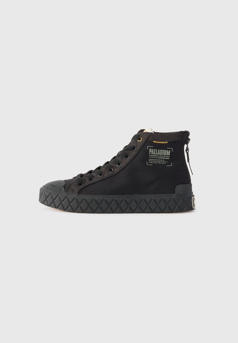 Baskets montantes noires avec une tige en toile texturée, un embout en caoutchouc, une semelle à motif en losanges et une fermeture éclair sur le côté. Détails de la marque inclus.