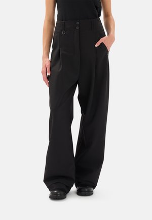 Pantaloni neri a gamba larga realizzati in tessuto liscio con vita alta, dotati di chiusura a doppio bottone, tasche laterali e design minimalista.