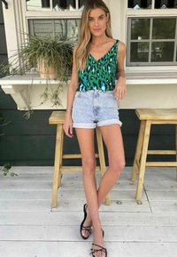 Love & Roses V NECK V BACK REGULAR FIT - Palaidinė - green animal