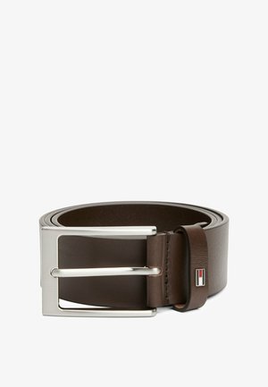 Ceinture en cuir marron avec une boucle en métal argenté, de forme rectangulaire, dotée d'un accent de marque sur la boucle en cuir.