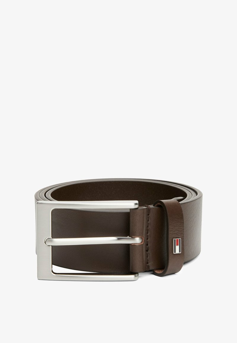 Cintura in pelle marrone con fibbia in metallo argentato, caratterizzata da una forma rettangolare e un accento marchiato sul passante in pelle.