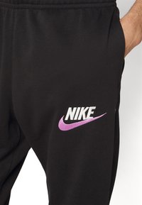 Nike Sportswear M NK CLUB+ FT CF PANT LBR - Träningsbyxor - black