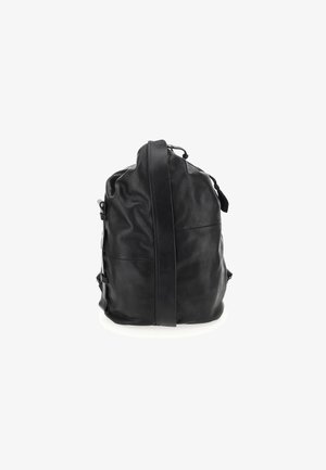 Crni kožni ruksak s glatkom teksturom, zaobljenog oblika, prilagodljivim naramenicama i zatvaranjem na vrhu sa zipom. Ima bočne džepove.