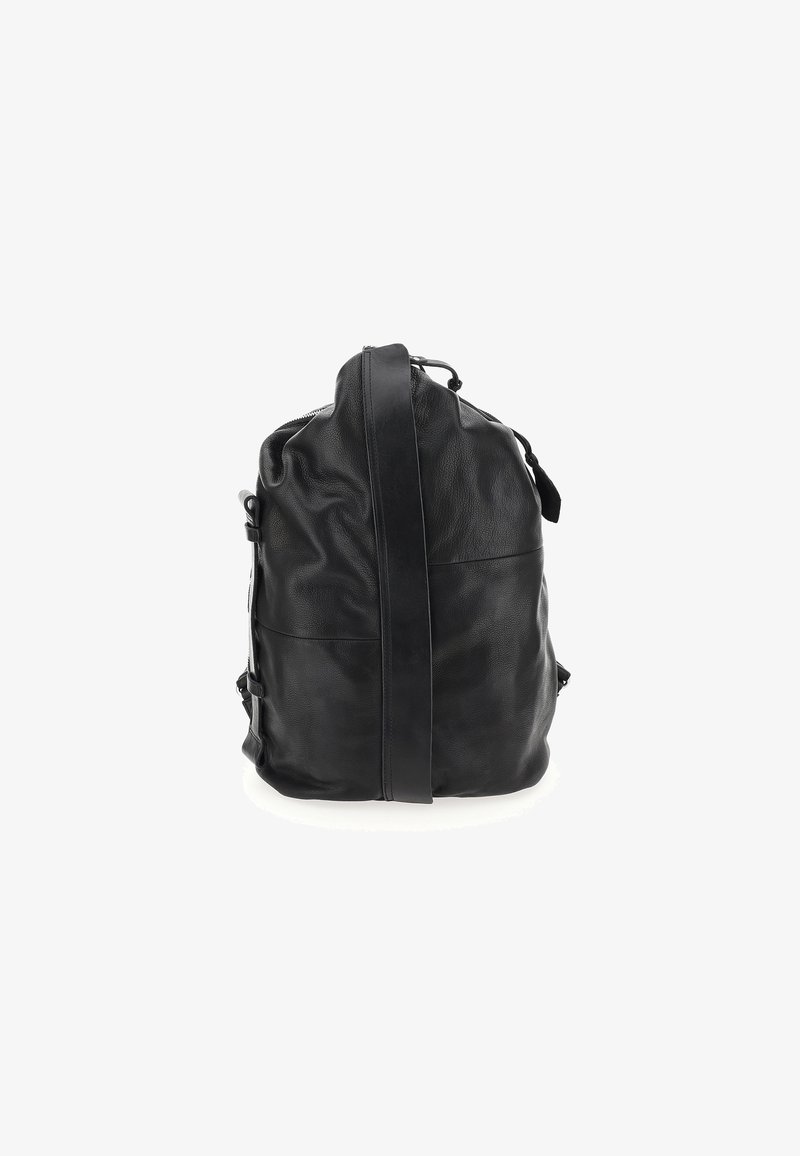 Čierny kožený batoh s hladkou textúrou, zaobleným tvarom, nastaviteľnými ramennými popruhmi a vrchným uzáverom na zips. Obsahuje bočné vrecká.
