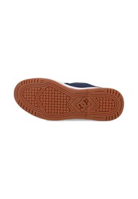 Granatowa podeszwa sneakersów z teksturowanej gumy, z okrągłym i heksagonalnym wzorem, wykończona brązową gumową podeszwą i detalem z logo DC.