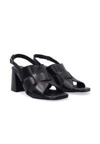 Zwarte leren slingback sandalen met een blokhak, open teenontwerp en kruislings gesp detail voor een veilige pasvorm. Zachte textuur.