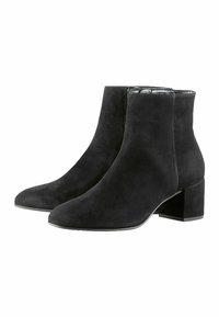 Botas de tobillo de ante negro con tacón cuadrado, punta afilada y cremallera lateral. La textura es suave y mate, sin patrones visibles.