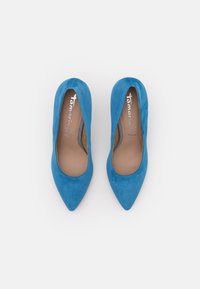 Paire de ballerines pour femmes en daim bleu à bout pointu vues de dessus, montrant des semelles intérieures beige avec logo de la marque à l'intérieur.