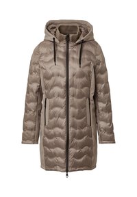 Abrigo acolchado tipo puffer en suave beige con capucha, cremallera negra y bolsillos laterales. Presenta una textura suave y un diseño de dobladillo redondeado.