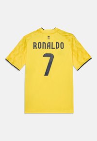 Geel voetbalshirt met korte mouwen, voorzien van de zwarte naam "RONALDO" en het nummer "7" op de achterkant. Textuuraccenten op de mouwen.