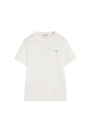 Camiseta blanca de manga corta con cuello redondo y pequeño texto negro "Scalpers Company" en el pecho izquierdo.