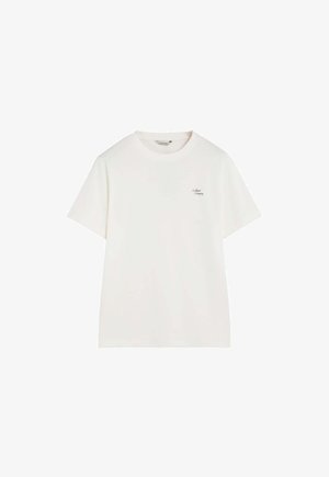 T-shirt blanc à manches courtes et col rond avec un petit texte noir "Scalpers Company" sur la poitrine gauche.