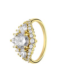 Gouden ring met een centraal ronde heldere steen omringd door peervormige en kleinere ronde stenen, gezet in een driehoekig ontwerp.