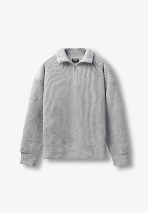 Ανοιχτό γκρι πλεκτό πουλόβερ με μακριά μανίκια και γιακά με φερμουάρ στο ένα τέταρτο, απλωμένο επίπεδα σε λευκό φόντο.