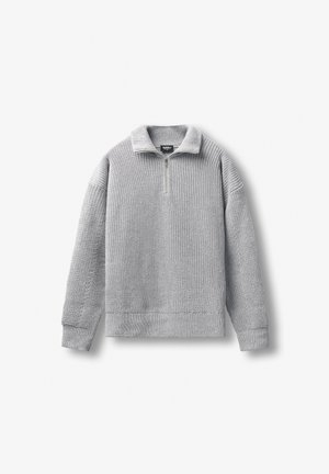 Ανοιχτό γκρι πλεκτό πουλόβερ με μακριά μανίκια και γιακά με φερμουάρ στο ένα τέταρτο, απλωμένο επίπεδα σε λευκό φόντο.