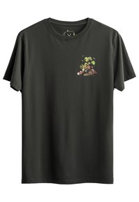 Donkergroen katoenen T-shirt met een kleine, kleurrijke plantafbeelding op de linkerborst. Korte mouwen en een ronde hals.