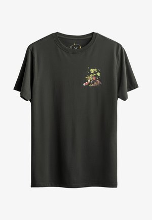Donkergroen katoenen T-shirt met een kleine, kleurrijke plantafbeelding op de linkerborst. Korte mouwen en een ronde hals.