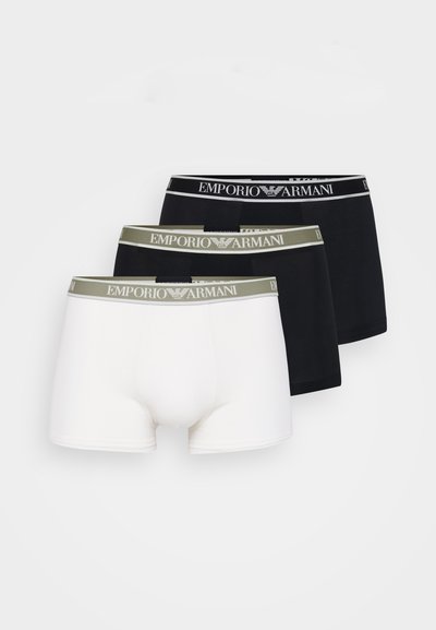 Trei perechi de boxeri scurți, în alb și negru, cu brâie elastice ce poartă logo-ul "Emporio Armani" în negru și verde. Material din bumbac.