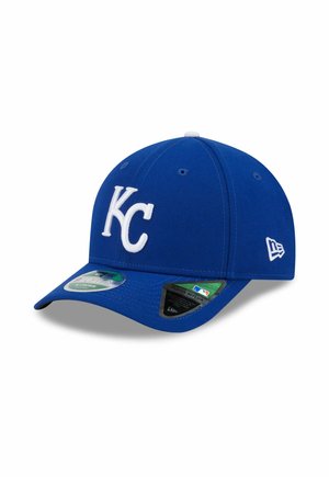 Cappellino da baseball blu in tessuto con logo bianco "KC" sul fronte, caratterizzato da una visiera curva e fori di ventilazione.