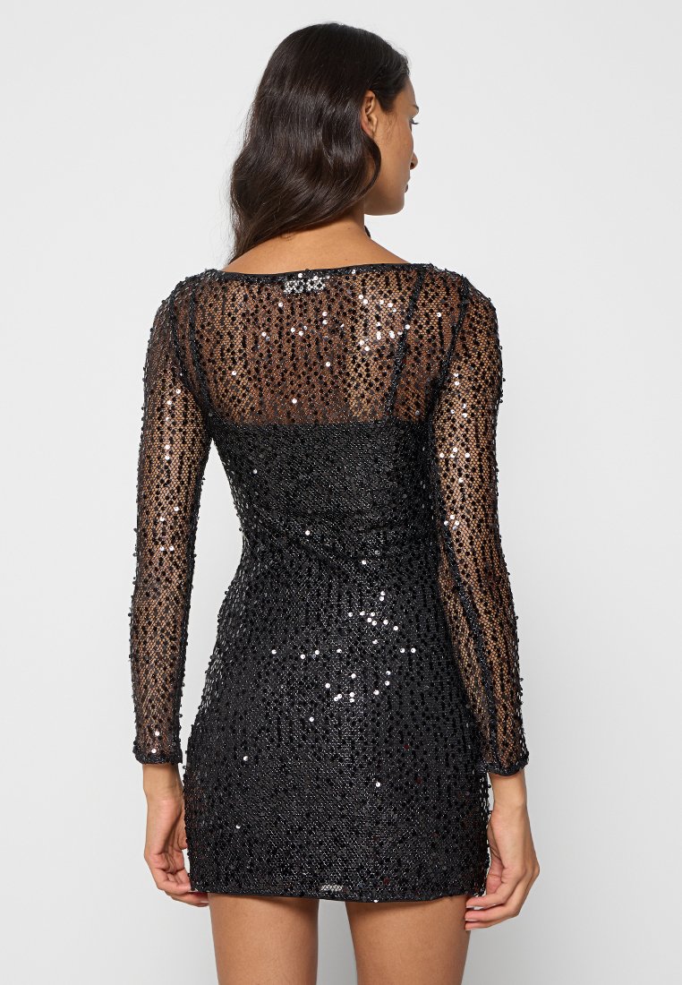 Schwarzes Pailletten-Minikleid mit langen durchsichtigen Ärmeln und taillierter Silhouette. Strukturierten Oberfläche mit Pailletten, die einen funkelnden Glanz zur Schau stellt.