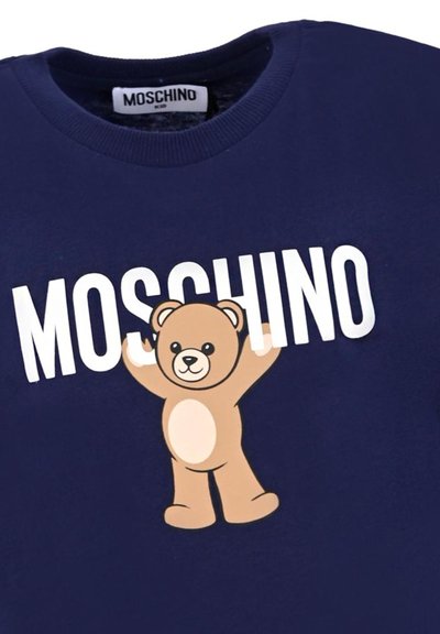Felpa blu navy con un design grafico di un orso e la parola "MOSCHINO" in bianco, con scollatura rotonda e texture morbida.