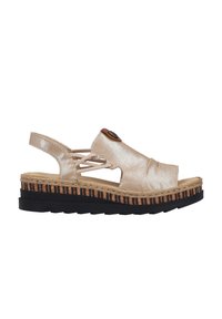 Sandale à talon compensé beige à bouts ouverts avec des brides croisées élastiques, un détail bouton sur la tige, une semelle intermédiaire enveloppée de jute et une semelle extérieure noire en caoutchouc texturé.