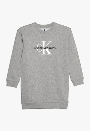Sudadera de manga larga y cuello redondo en gris claro con el logo "CK" y el texto "Calvin Klein Jeans" en negro y blanco en el pecho.