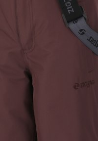 Mørkerøde udendørsbukser lavet af glat stof, med et sort justerbart bånd med "ZIGZAG" branding og skræddersyede syninger.