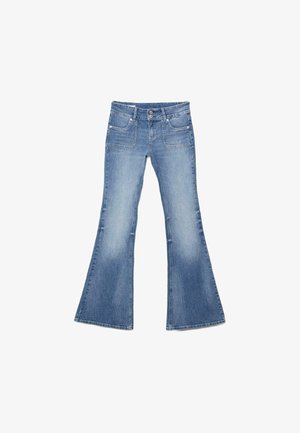 Jasnoniebieskie jeansy z denimu o szerokich, rozkloszowanych nogawkach, przednimi kieszeniami naszywanymi oraz podwójnym zapięciem na guziki na białym tle.