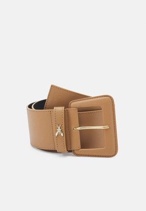Tan leren riem met een brede band en een vierkante gesp. Bevat een gouden metalen pin en een klein decoratief detail op de band. Gladde textuur.