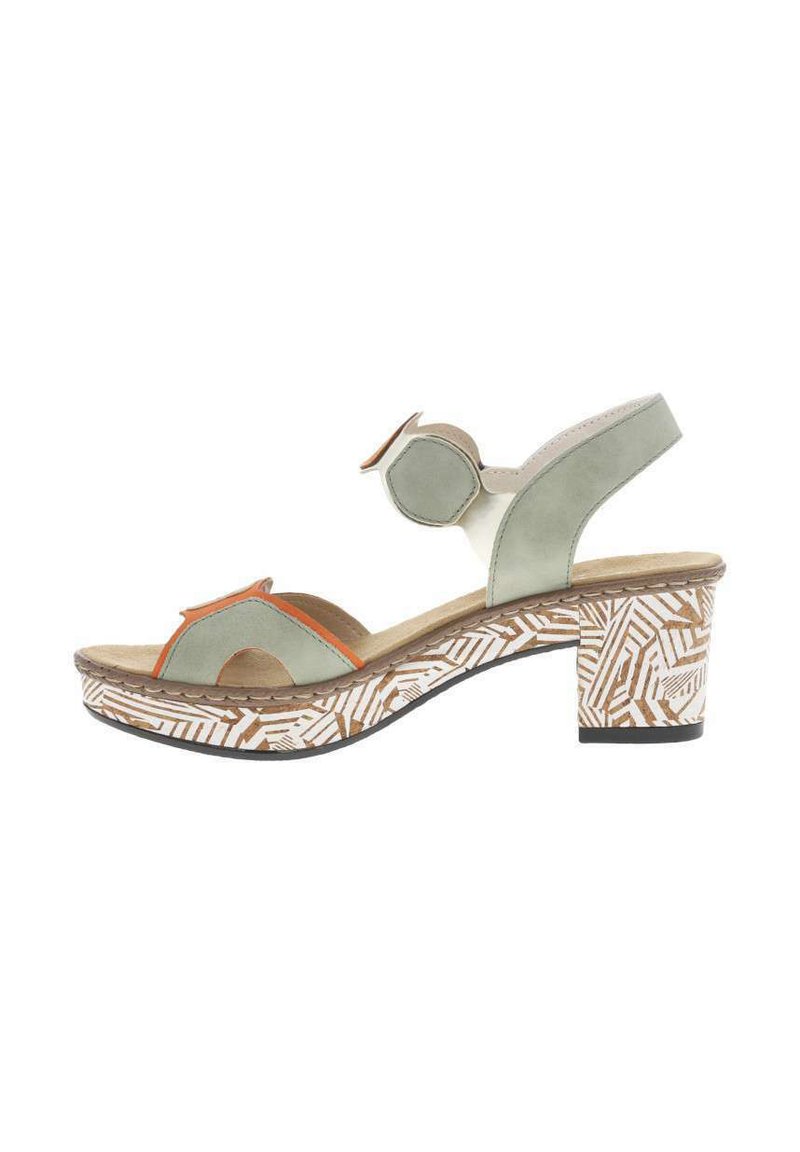 Sandales vertes et beiges avec un talon épais, présentant des détails décoratifs orange et une semelle extérieure à motifs blancs et marron.
