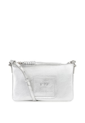 Bolso bandolera metálico plateado con correa ajustable y parche frontal con la etiqueta "V°73 Gold Elisabetta Franchi."