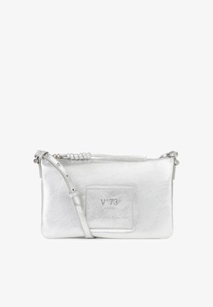 Sac bandoulière métallisé argenté avec sangle réglable et patch avant étiqueté "V°73 Gold Elisabetta Franchi."