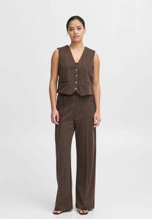 Gilet rayé marron et crème avec un décolleté en V profond et cinq boutons, associé à un pantalon large assorti. Tissu lisse, design structuré.