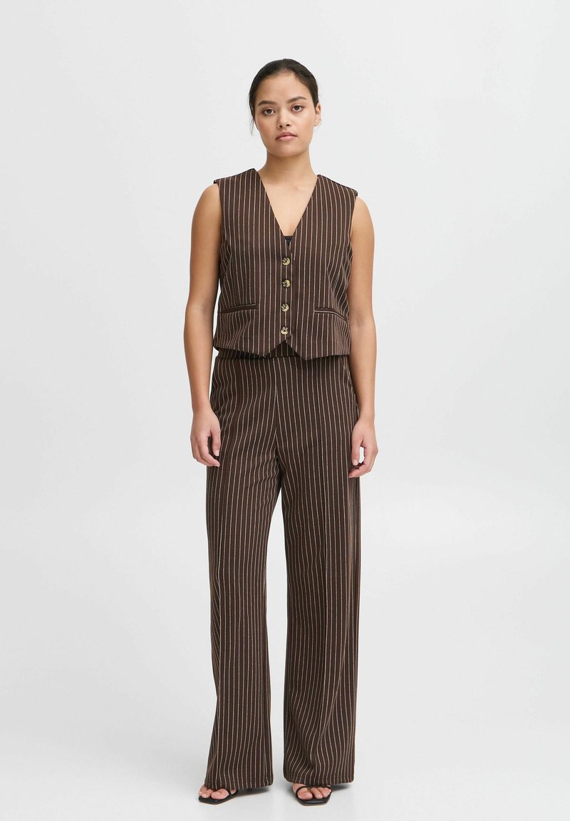 Gilet rayé marron et crème avec un décolleté en V profond et cinq boutons, associé à un pantalon large assorti. Tissu lisse, design structuré.