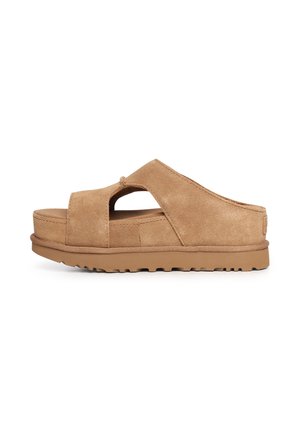 Brun ruskind åben-toe slip-on sandal med tyk sål og udskåret overdel, designet til afslappet brug.