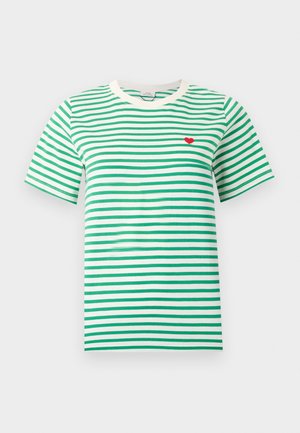 Λευκό κοντομάνικο T-shirt με οριζόντιες πράσινες ρίγες και ένα μικρό κόκκινο καρδιά κεντημένο στο αριστερό στήθος.