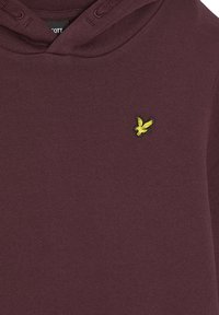 Felpa borgogna realizzata in morbido tessuto, dotata di tasca a marsupio, cappuccio con cordini e un piccolo logo giallo ricamato sul petto.