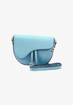Sac en cuir bleu clair à porter croisé, de forme incurvée, avec une fermeture à rabat, des accessoires en métal doré, des franges décoratives et un charm en forme de drapeau italien.