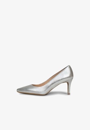 Zapato de salón de punta metálico plateado con tacón alto delgado de altura media y textura lisa, mostrado en perfil lateral derecho sobre fondo blanco.